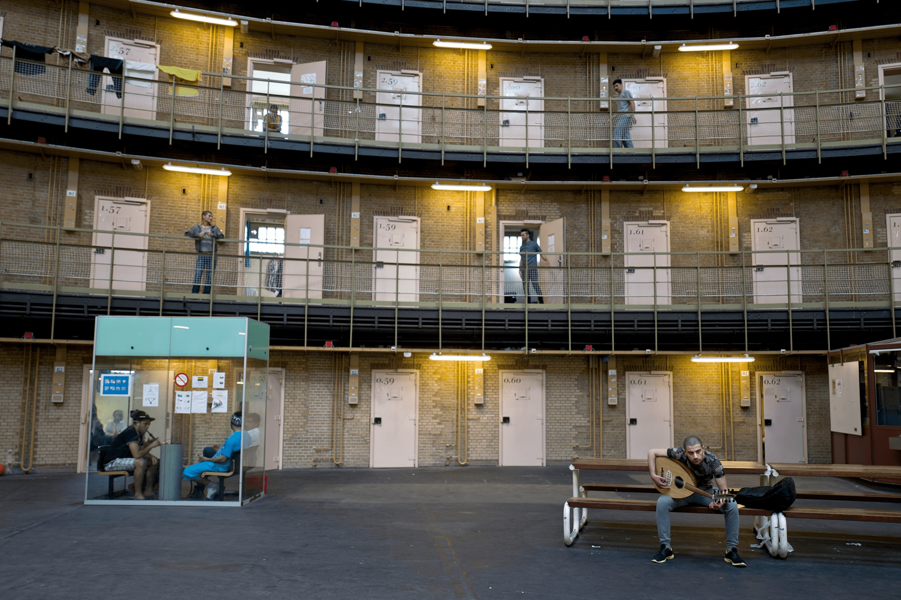 Переоборудованная в центр приема беженцев тюрьма де Купел