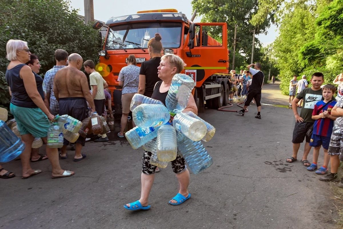 People lining up for water in Donetsk in 2025