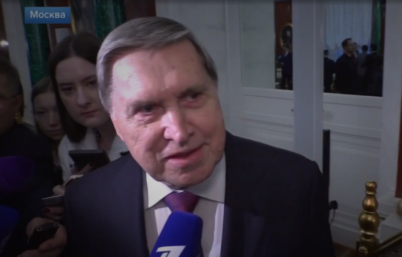 High-ranking Russian diplomat Yuri Ushakov gives commentary to Kremlin-friendly journalists earlier this month.