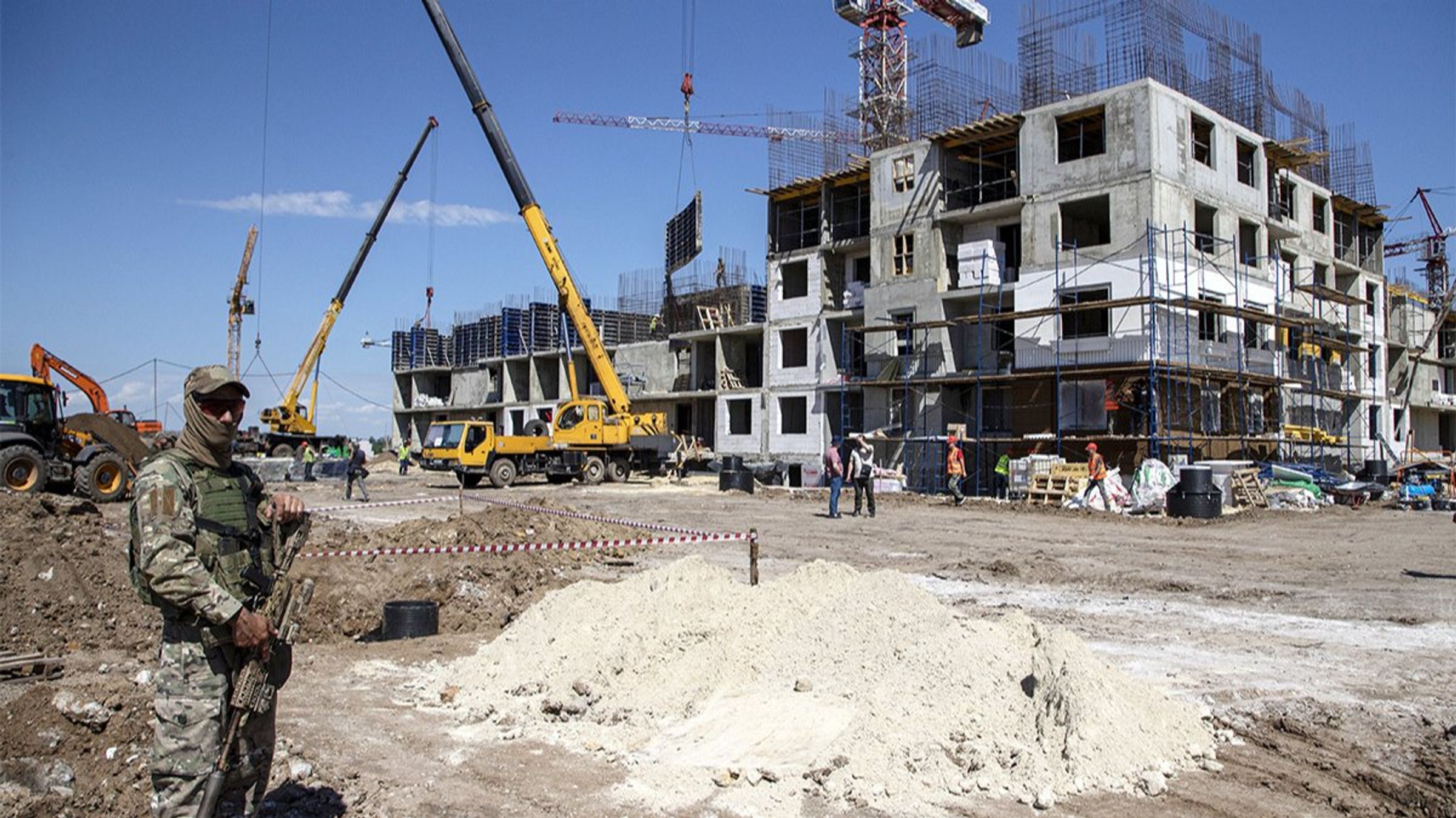 A Russian soldier guarding a building site in occupied Mariupol. Photo: Sergei Ilnitskiy / EPA-EFE