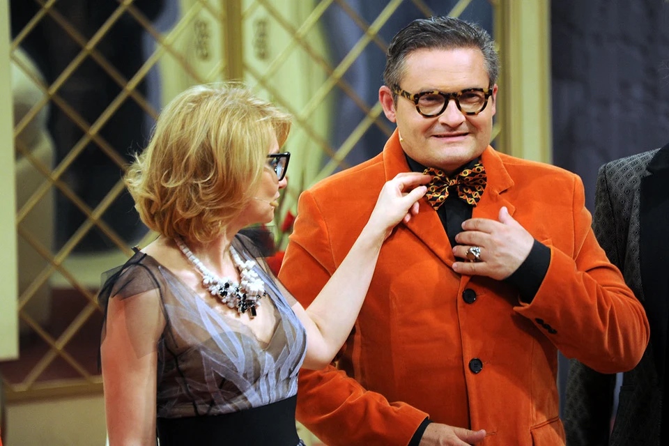 Историк моды Александр Васильев в программе «Модный приговор», которую он покинул, как и Россию, после начала полномасштабной войны. С 2024 года программу ведет Лилия Рах