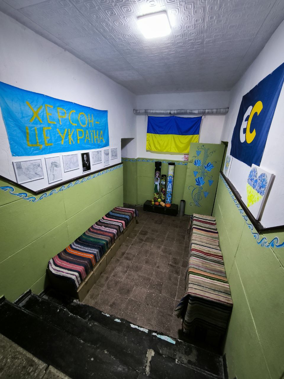 Выставка картин приговоренного в России к 17 годам колонии херсонца Сергея Офицерова в подземном укрытии