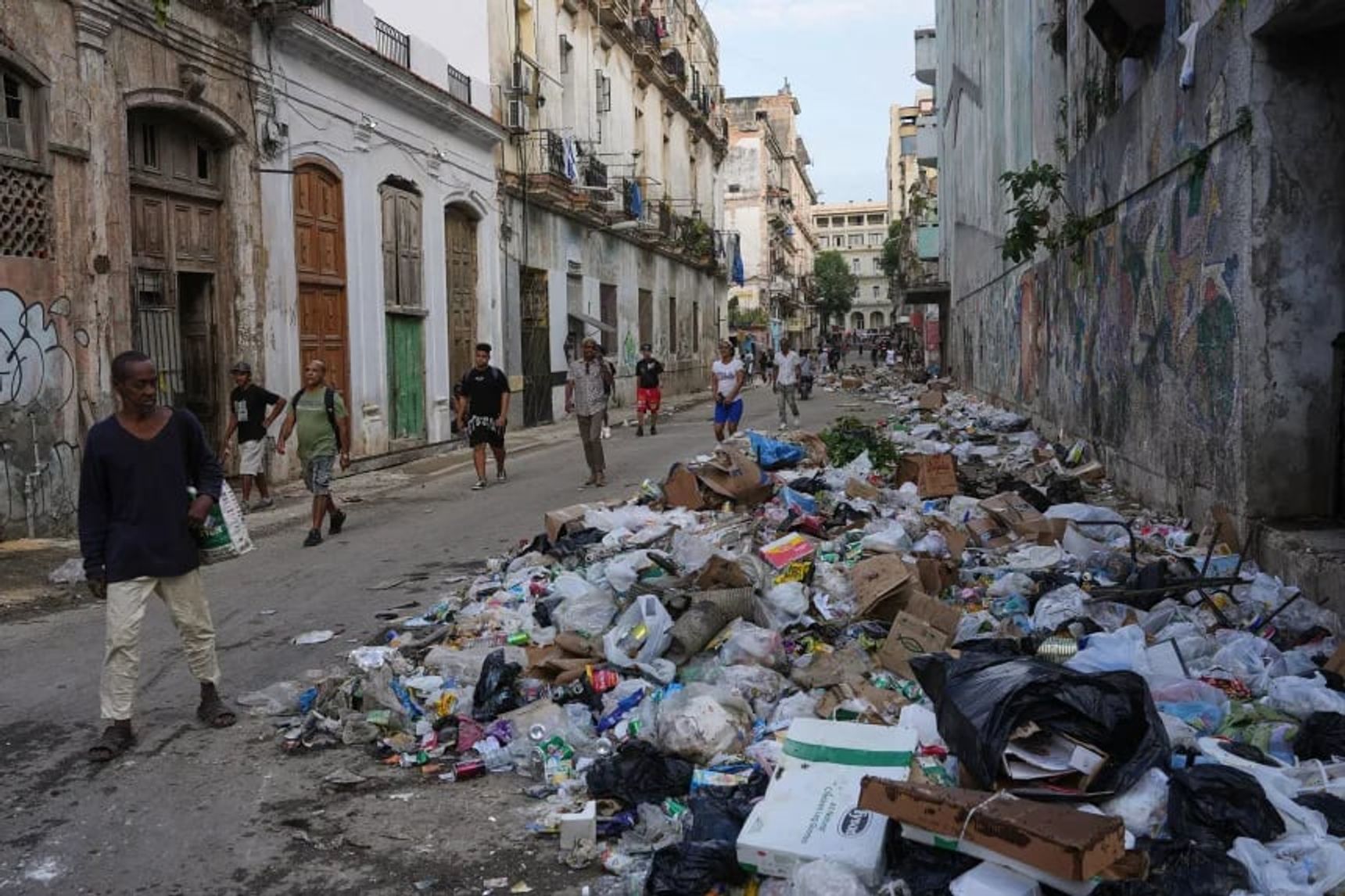 Due to the lack of gasoline, cities in Cuba have stopped collecting garbage from the streets