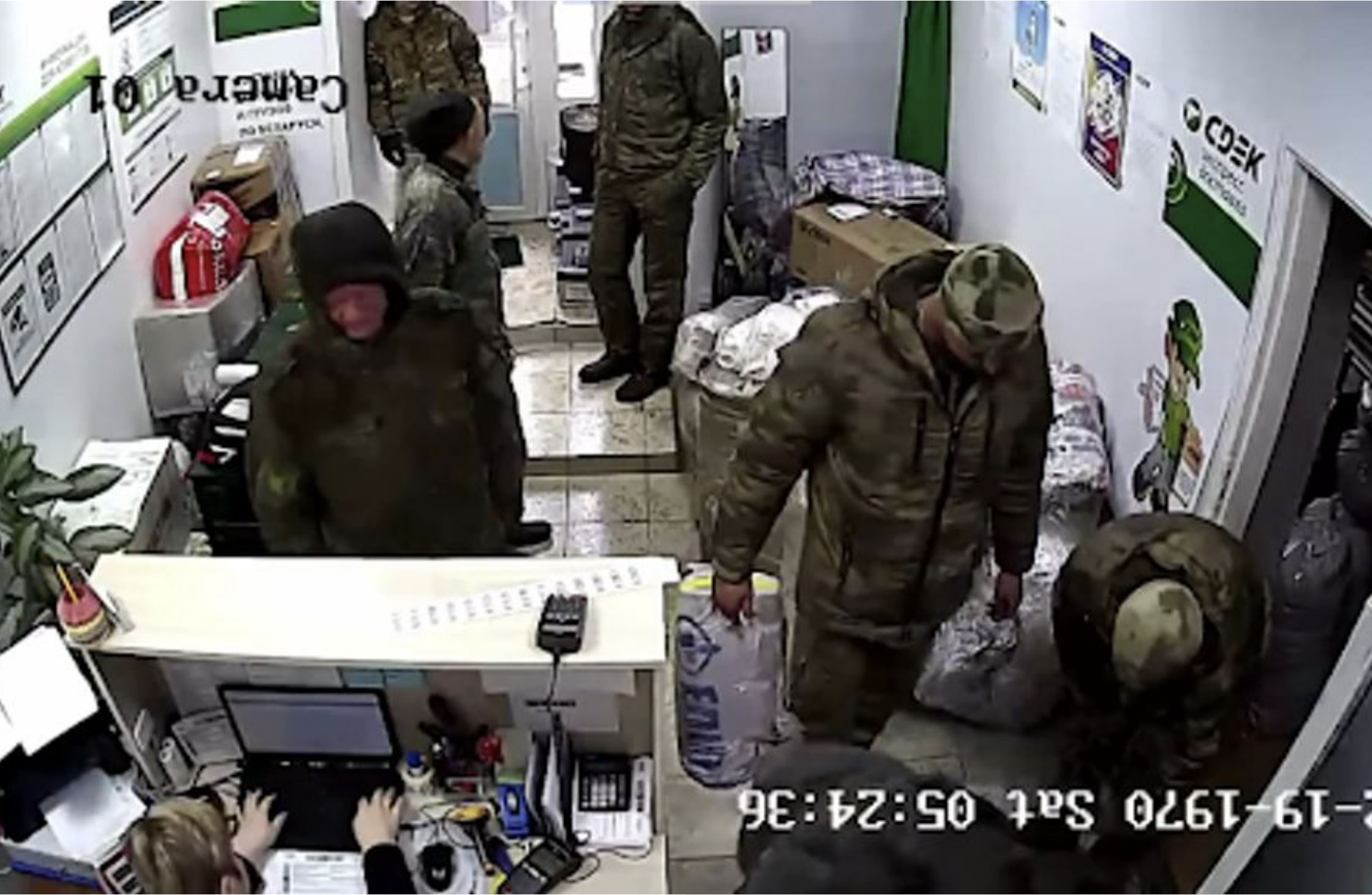 A Russian soldier with a bag from the Ukrainian shopping mall Epicenter. Screenshot from Anton Motolko's video