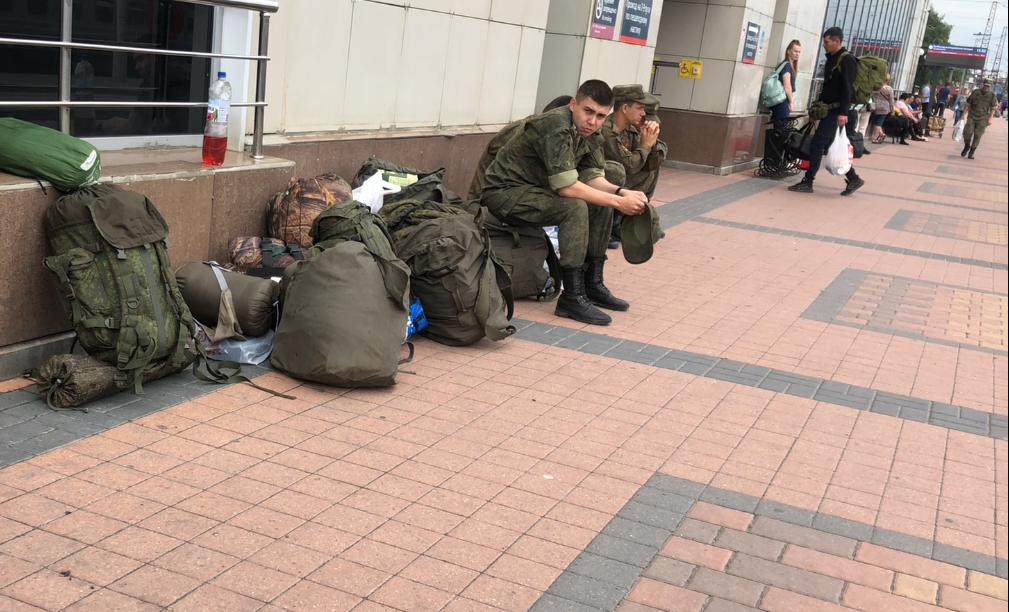 Военные на вокзале Белгорода