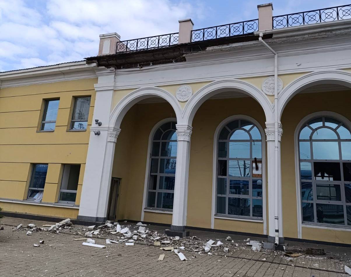 Последствия российского удара по зданию вокзала в Славянске 31 марта 2026 года