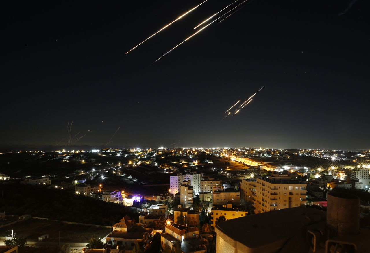 Ракеты, выпущенные из Ирана, пролетают в небе над городом Хеврон на Западном берегу, 18 июня. 