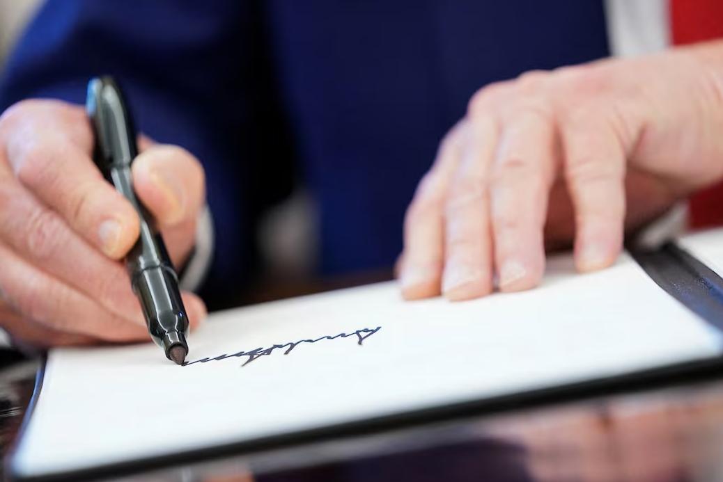 Подпись Дональда Трампа. Фото: Reuters