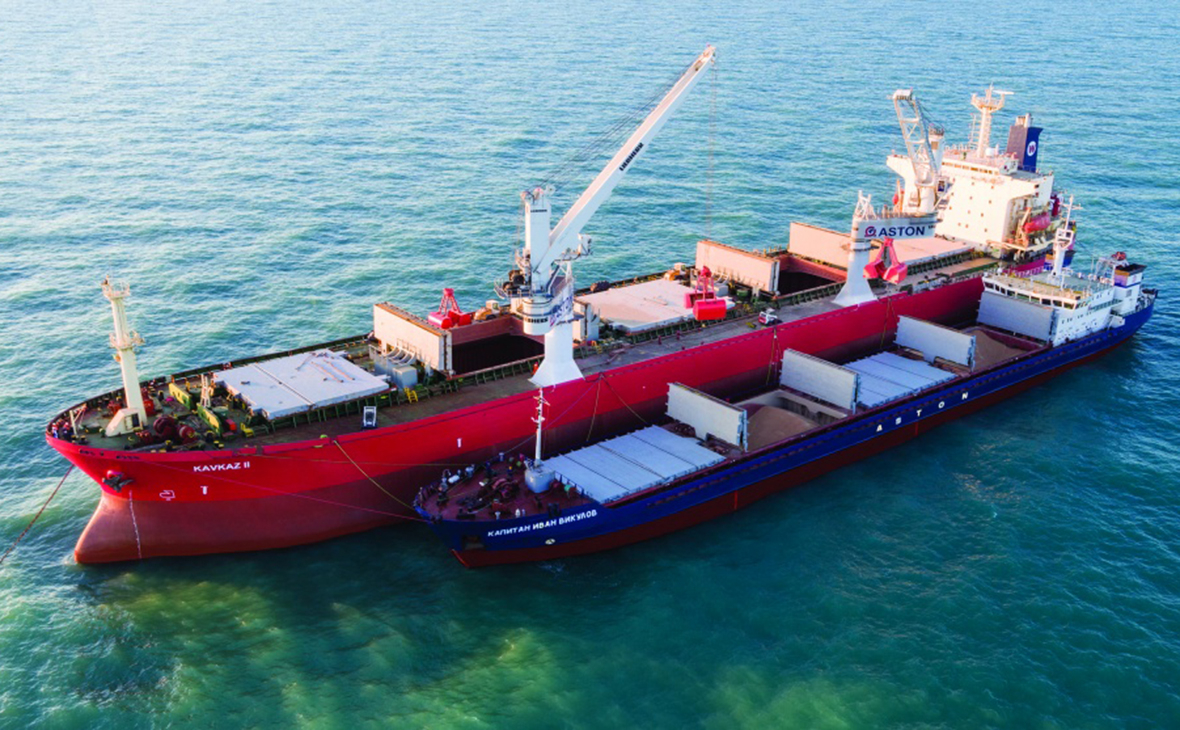 Offshore ship-to-ship cargo transfer from the bulk carrier Kavkaz II to another vessel. Photo: aston.ru