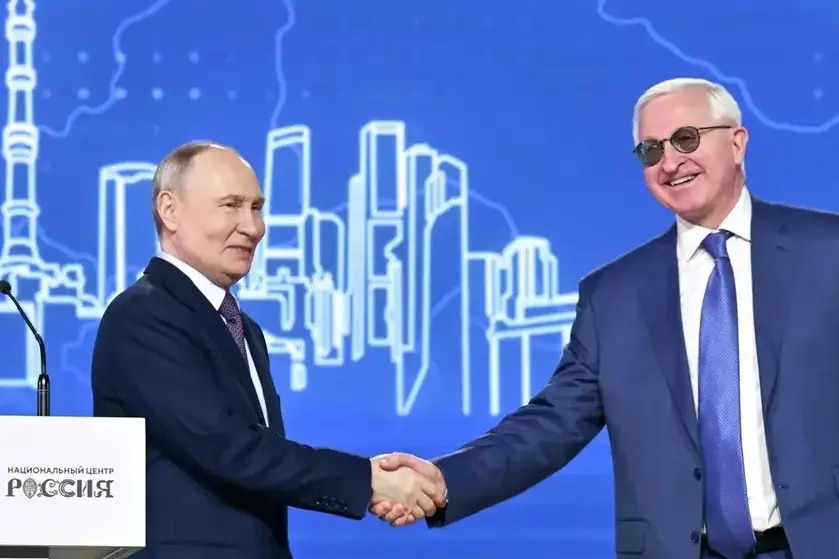 Vladimir Putin shaking hands with RSPP head Alexander Shokhin. Photo: RIA Novosti