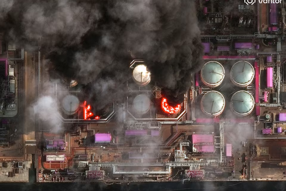 Фото: пожар в Усть-Луге после атаки беспилотников, 29 марта 2026 / Reuters/Vantor