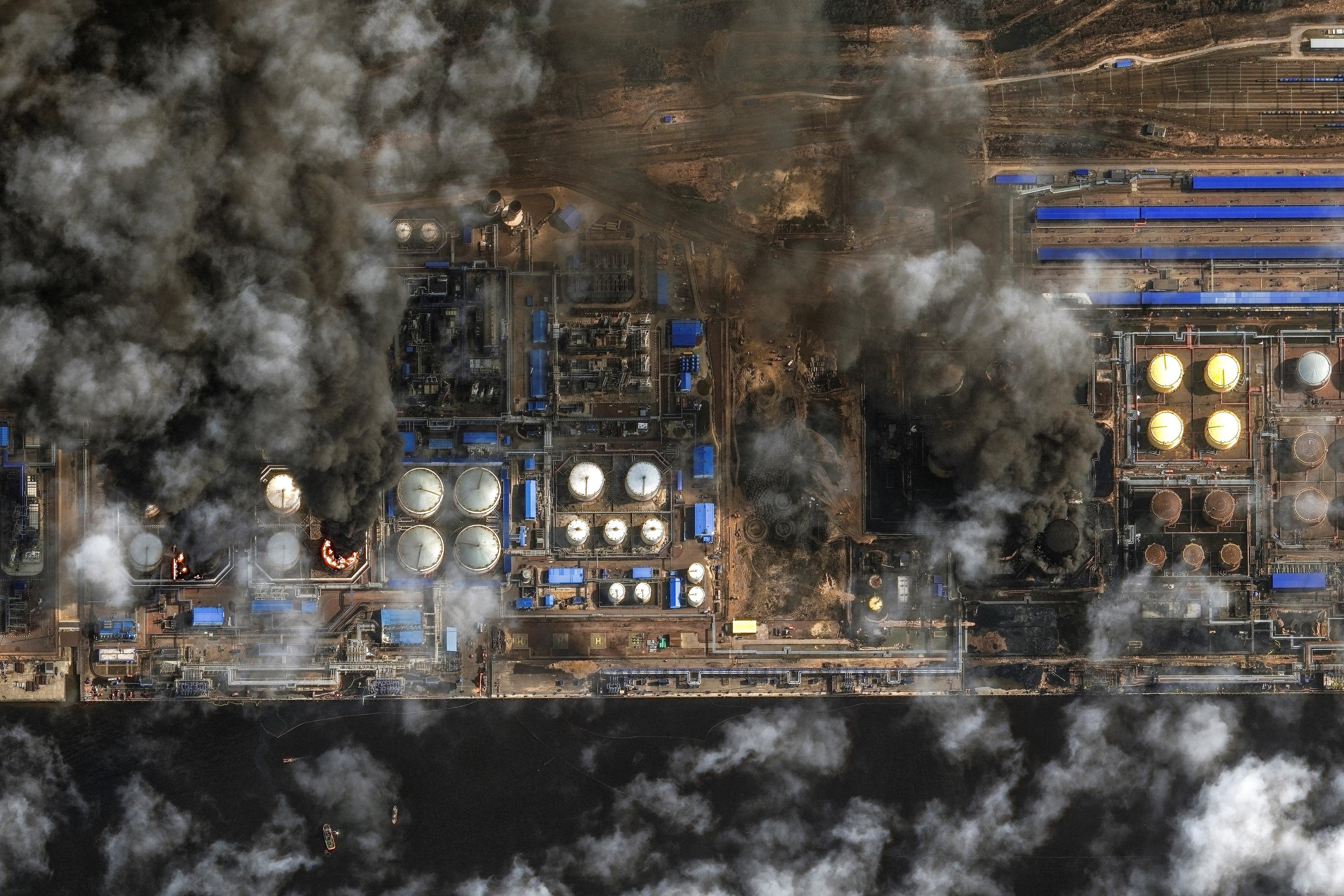 Спутниковый инфракрасный снимок: дым поднимается над резервуарами для хранения нефти в российском порту Усть-Луга на Балтийском море, который неоднократно подвергался ударам Украины, 29 марта 2026 года. Vantor / REUTERS