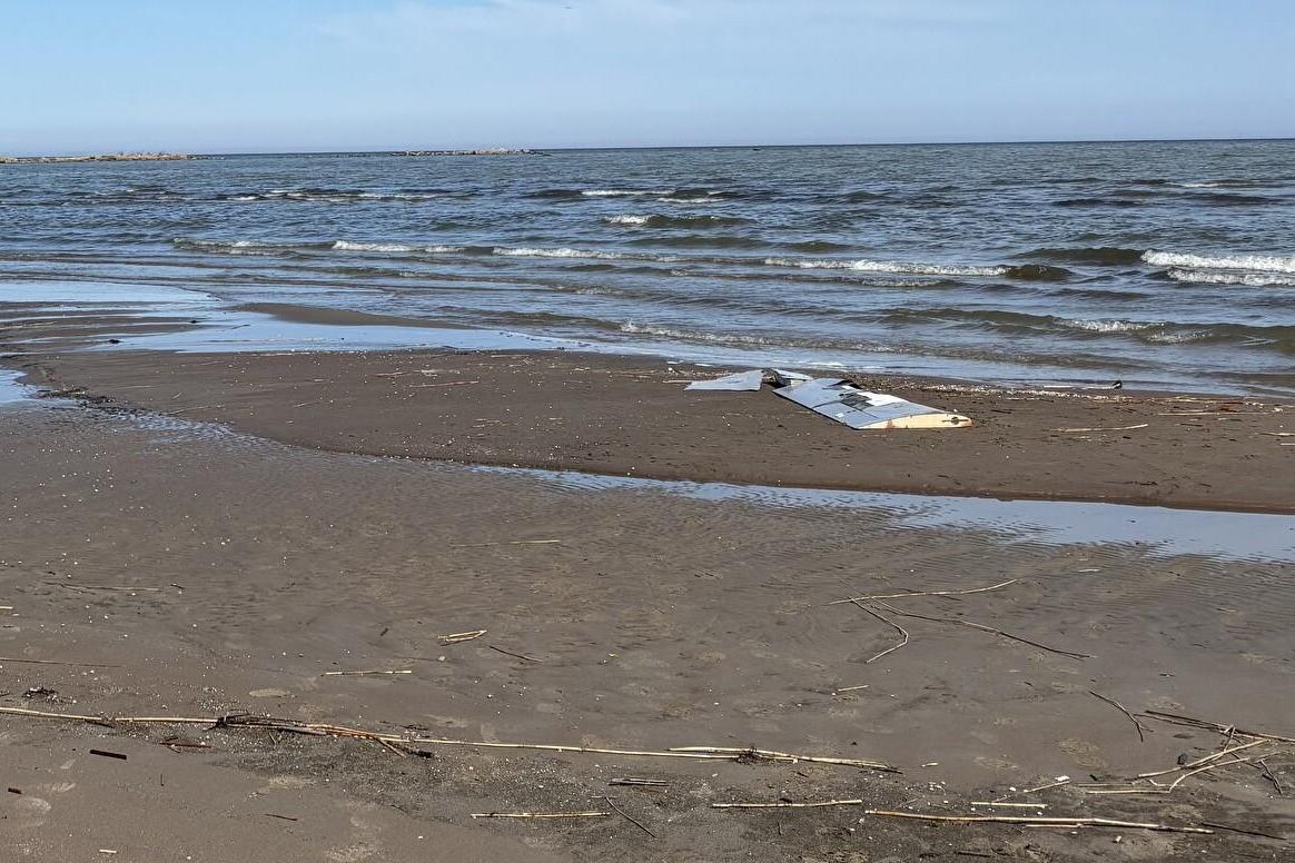 Фрагмент БПЛА на пляже деревни Калви. Фото: Департамент безопасности Эстонии